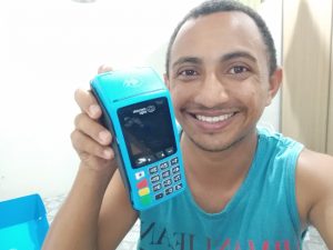 Leia mais sobre o artigo CHEGOU A POIN PRO, A MAQUININHA DE CARTÃO DO MERCADO PAGO QUE IMPRIME O COMPROVANTE NA HORA E DESPENSA O USO DO CELULAR.